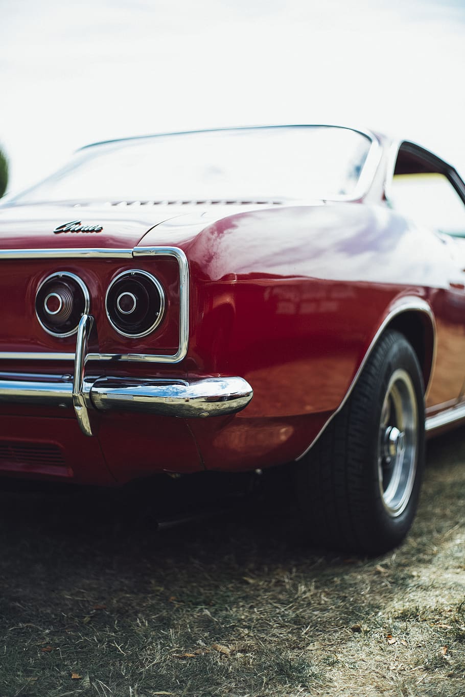 punainen kupee, auto, kuljetustapa, moottoriajoneuvo, maa-ajoneuvo, kuljetus, retro-tyylinen, vintage-auto, punainen, metalli-, päivä, ei ihmisiä, kiinteä, keskittyä etualalle, vanha, ulkona, sivukuva, ajovalot, rikkaus, ylellisyys, 5K