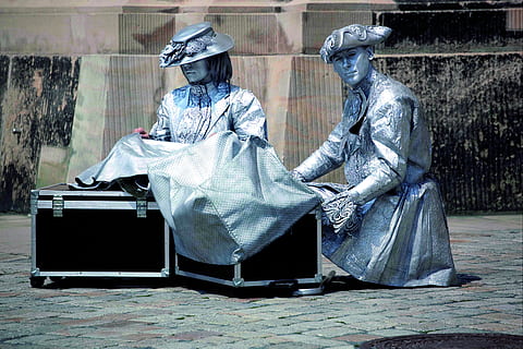zwei Mimen, Kleidung, bekleidung, Person, Mensch, Kunst, Skulptur, Statue, Gehweg, Pfad, Hut, Helm, Metropole, Gebäude, Stadt, städtisch, Stadt, Dorf, Mantel, unterhaltsam, Europa, menschliche Darstellung, echte Menschen, Tag, zwei Menschen, Frau, Darstellung, Straße, Menschen, draußen, in voller Länge, die Architektur, Kunst und Handwerk, Gepäck, Erwachsene, männliche Ähnlichkeit, Männer, Lebensstile, Uniform, 2K, CC0, gemeinfrei, lizenzfrei