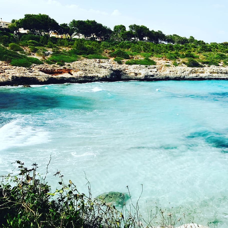 spanien, Manacor, vand, skønhed i naturen, scenics - natur, plante, jord, dag, ro, natur, klippe, rolig scene, ingen mennesker, solid, rock-objekt, hav, himmel, strand, træ, idyllisk, turkisfarvet, udendørs, magt i naturen, flydende vand, 2K