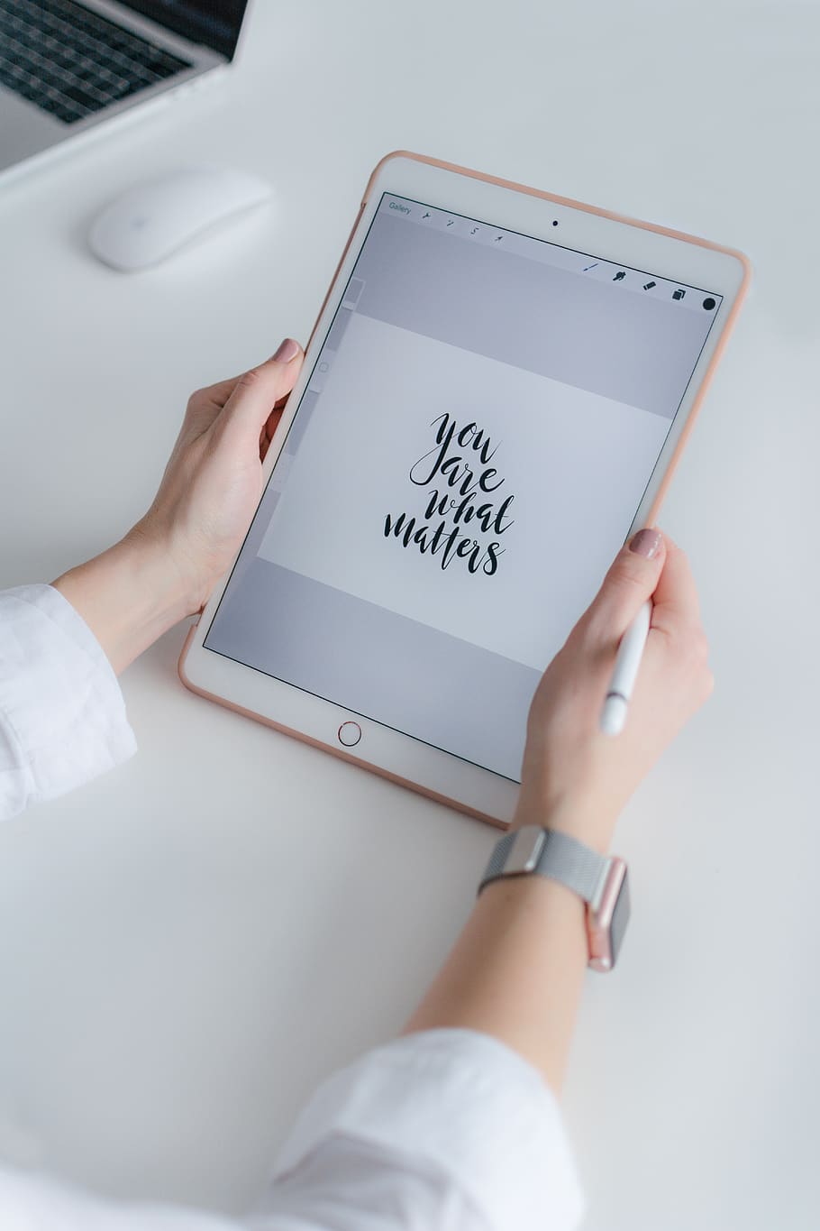cita, pantalla ipad, poma, electrònica, ipad, portàtil, pantalla, tauleta, mà humana, mà, tecnologia sense fils, comunicació, part del cos humà, una persona, celebració, a l'interior, connexió, tecnologia, text, vista d’angle alt, primer pla, dispositiu d’informació portàtil, adult, dones, guió occidental, telèfon intel·ligent, tauleta digital, dit, 5K