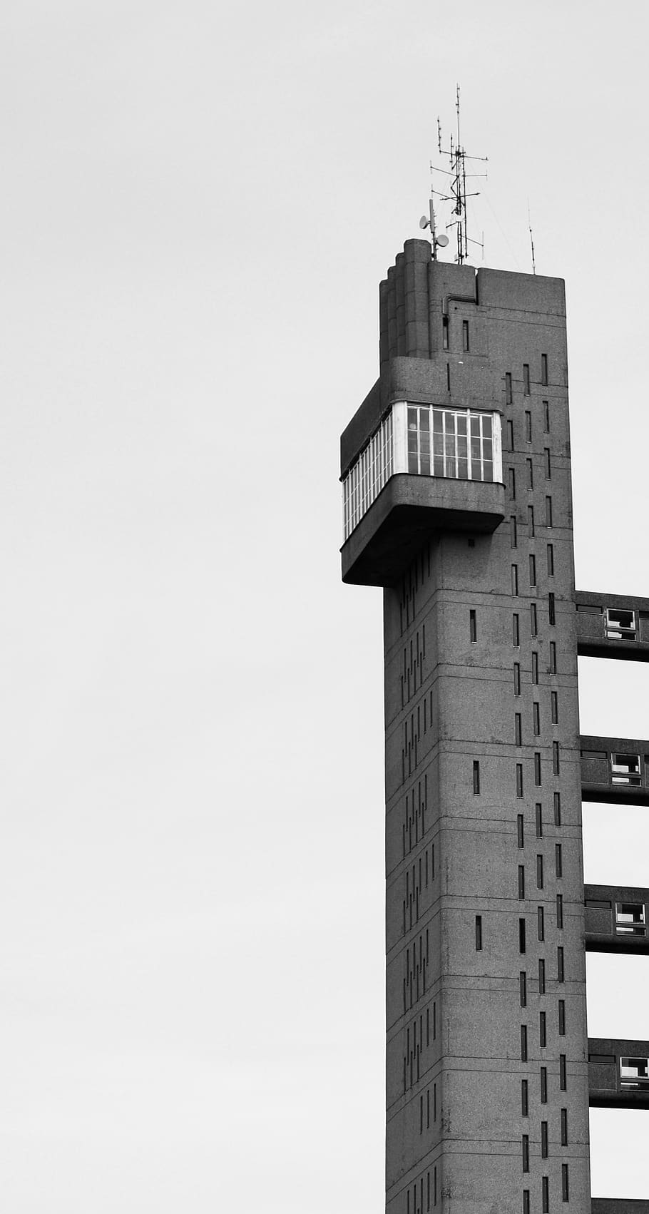 edifici de formigó gris, estructura construïda, arquitectura, exterior de l'edifici, cel, torre, vista d’angle baix, edifici, cel clar, còpia espai, naturalesa, alta - alta, dia, cap gent, a l'aire lliure, tecnologia, torre de vigilància, ciutat, industria de la construcció, destinacions de viatge, orientació, gratacels, equips de construcció, 2K