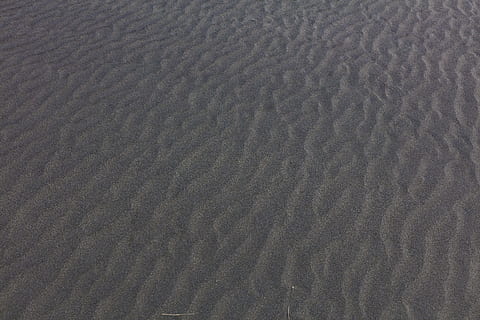 grauer Sand, Schwarzer Sand, Neuseeland, Piha Strand, wafe, Strand, Sand, Vollbild, Hintergründe, Land, keine Leute, Muster, Wellenmuster, High Angle View, natürliches Muster, Natur, Ruhe, texturiert, Landschaft, Tag, Wüste, Schönheit in der Natur, Szenen - Natur, Sanddüne, draußen, trockenes Klima, Klima, 8K, CC0, gemeinfrei, lizenzfrei