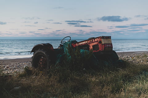 trattore rosso, trattore, veicolo, mezzi di trasporto, bulldozer, Saltburn-by-the-sea, Regno Unito, nave, moto d'acqua, naufragio, passeggino, grigio, ghiaia, strada sterrata, strada, il motore, motore, macchina, fuori strada, cielo, terra, modo di trasporto, abbandonato, mare, natura, spiaggia, danneggiato, veicolo terrestre, obsoleto, corri giù, deterioramento, acqua, declino, orizzonte sull'acqua, nessuno, orizzonte, campo, all'aperto, rovinato, 5K, CC0, dominio pubblico, privo di copyright