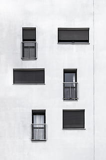 edifici de formigó blanc, paret, arquitectura, edifici, finestra, geomètric, cec, cortina, balcó, gris, modern, exterior, façana, simetria, blanc, negre, balcó francès, forat a la paret, exterior de l'edifici, funció de construcció de parets, estructura construïda, a l'aire lliure, casa, vell, escena urbana, cap gent, europa, fons, apartament, obturador, ciutat, patró, edifici residencial, barri residencial, vidre - material, 4K, CC0, domini públic, lliure de regalies