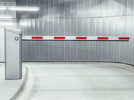 tom korridor, inomhus, väggbyggande funktion, inget folk, arkitektur, säkerhet, kommunikation, metall, skylt, skydd, teknologi, byggd struktur, transport, upplyst, tunnelbana, röd, text, tunnelbanestation, vägledning, golv, tak, 2K, CC0, offentligt domän, royaltyfria