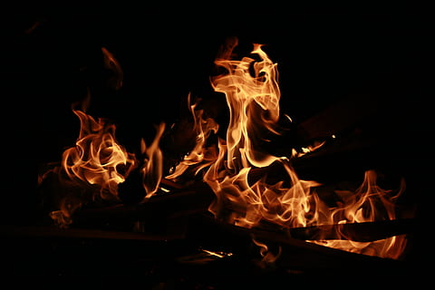 buio, notte, fuoco, fiamma, falò, caldo, luce, bruciare, ardente, calore - temperatura, fuoco - fenomeno naturale, colore arancione, raggiante, legna, natura, legno - materiale, ceppo, nessuno, avvicinamento, movimento, legna da ardere, all'aperto, evento, sfondo nero, fuoco di bivacco, inferno, 5K, CC0, dominio pubblico, privo di copyright