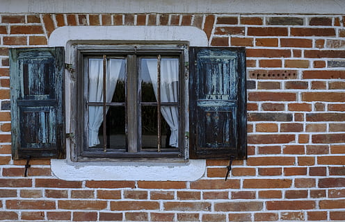 langas, užraktas, fasadas, sienos, plytų, namas, pastatas, atidarymas, vaizdas, pastatyta struktūra, architektūra, plytų siena, pastato išorė, sienų kūrimo funkcija, nėra žmonių, dieną, uždaryta, stiklas - medžiaga, lauke, gyvenamasis rajonas, modelį, durys, įėjimas, žemas kampo vaizdas, lango rėmas, stiklas, 5K, CC0, Viešasis domenas, nemokamai
