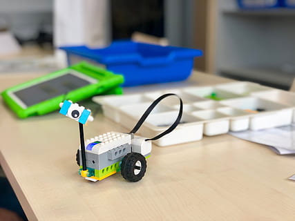 Lego, lernen, Schule, Kreativität, abspielen, Bildung, Kodierung, wedo, ipad, Tablette, Programmierung, kreativ, Sonde, Forschung, Forschungssonde, Design, bunt, Spielzeug, Fokus auf den Vordergrund, Kindheit, drinnen, Technologie, Stillleben, Nahansicht, Tabelle, Spielzeugauto, Tag, Kunststoff, selektiver Fokus, Bodenbelag, grüne Farbe, Gesundheitswesen und Medizin, Blau, Reinigung, Hygiene, 4K
