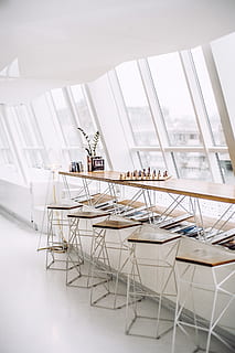 marrón, taburetes de bar, junto a, mesa, mueble, edificio, adentro, alojamiento, diseño de interiores, madera contrachapada, madera, estante, arquitectura, escritorio, silla, desván, iluminación, electrónica, librero, monitor, pantalla, ventana, día, nadie, material de vidrio, estructura construida, ausencia, asiento, piso, oficina, el color blanco, transparente, reflexión, techo, 2K, CC0, dominio público, libre de derechos