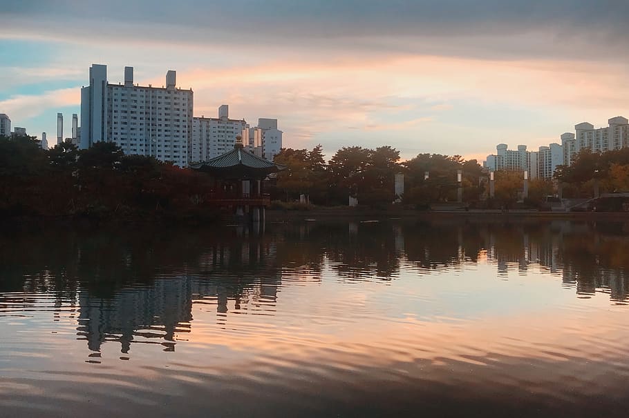 Seül, reflexions, posta de sol, estany, 이촌, Corea, museu nacional de Corea, exterior de l'edifici, estructura construïda, arquitectura, cel, reflexió, aigua, edifici, ciutat, davant del mar, exterior d’edifici d’oficines, núvol - cel, gratacels, naturalesa, cap gent, horitzó urbà, llac, oficina, arbre, a l'aire lliure, paisatge urbà, districte financer, 4K