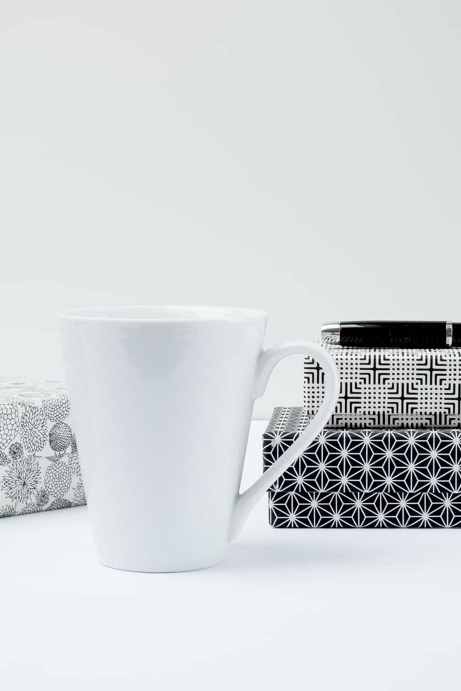 bílý, keramický, hrnek na kávu, švýcarsko, Svatý. Gallen, pohár, kávový šálek, vzor, design, textura, džbánek, Černý a bílý, minimální, styling, krabice, současnost, dárek, box, bílý hrnek, kuchyňské nádobí, minimalistický, skandinávský styl, polštář, domovní dekorace, stálý život, kopie prostor, uvnitř, nikdo, studio shot, bílé pozadí, napít se, bílá barva, detail, stůl, občerstvení, káva, káva - nápoj, jídlo a pití, kontejner, jednoduchost, horký nápoj, nádobí, šálek čaje, 5K