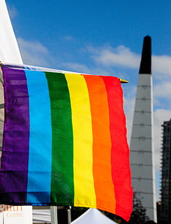 lgbt pavilion, steag, simbol, mândrie, pavilion de mândrie, ziua mândriei, Canada, calgary, curcubeu curcubeu, curcubeu, mândrie culori, steagul de steaguri, steagul american, lgbt, lgbtqia, metropolă, oraș, clădire, urban, vehicul, multi colorate, nici o persoana, zi, arhitectură, cer, albastru, în aer liber, natură, in dungi, patriotism, să se concentreze asupra primelor elemente, exteriorul clădirii, construită, vedere unghiulară joasă, culoare portocalie, roșu, 2K, CC0, domeniu public, fără drepturi de autor