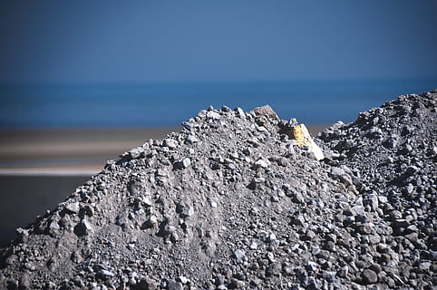 werk, materiaal, kiezelstenen, beton, gebouw, bouwen, plaats, uitrusting, stedelijk, stad, gezien, storting, zee, rots, water, solide, rock - object, natuur, hemel, schoonheid in de natuur, geen mensen, dag, één dier, kalmte, gewerveld, scenics - natuur, dier, dierlijke thema's, strand, horizon over water, land-, buitenshuis, 4K, CC0, publiek domein, royaltyvrij