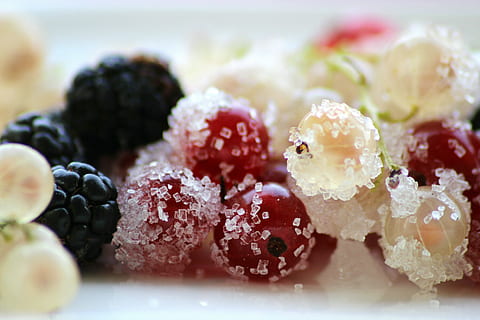 frutti di bosco, ribes, rosso, bianca, more, zucchero, cristalli, macro, avvicinamento, natura, delizioso, fresco, frutta, gustoso, vegetariano, salutare, cibo, cibo e bevande, mangiare sano, freschezza, benessere, cibo dolce, messa a fuoco selettiva, nessuno, in casa, dolce, tentazione, natura morta, indulgenza, pronto a mangiare, mora - frutta, spuntino, 4K, CC0, dominio pubblico, privo di copyright