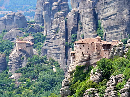 marró, casa, muntanya, edifici, castell, fort, arquitectura, Grècia, kalampaka, meteora, habitatge, monestir, rock, a l'aire lliure, penya-segat, ruïnes, arbust, vegetació, planta, flora, bosc, terra, arbre, estructura construïda, formació de roca, destinacions de viatge, rock - object, el passat, sòlid, viatjar, exterior de l'edifici, història, naturalesa, dia, turisme, cap gent, Serra, formació, civilització antiga, 5K, CC0, domini públic, lliure de regalies