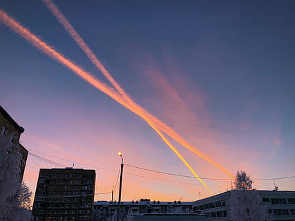 luce, costruzione, bagliore, strada, urbano, laser, architettura, all'aperto, natura, cavo, città, cittadina, Quartiere, edificio per uffici, Torre, palo di utilità, Torre di controllo, alto aumento, linee elettriche, intersezione, esterno dell'edificio, cielo, scia di vapore, struttura costruita, nuvola - cielo, tramonto, nessuno, Inquadratura dal basso, multicolore, crepuscolo, mezzi di trasporto, bellezza nella natura, quartiere residenziale, arcobaleno, veicolo aereo, inquinamento, 4K, CC0, dominio pubblico, privo di copyright