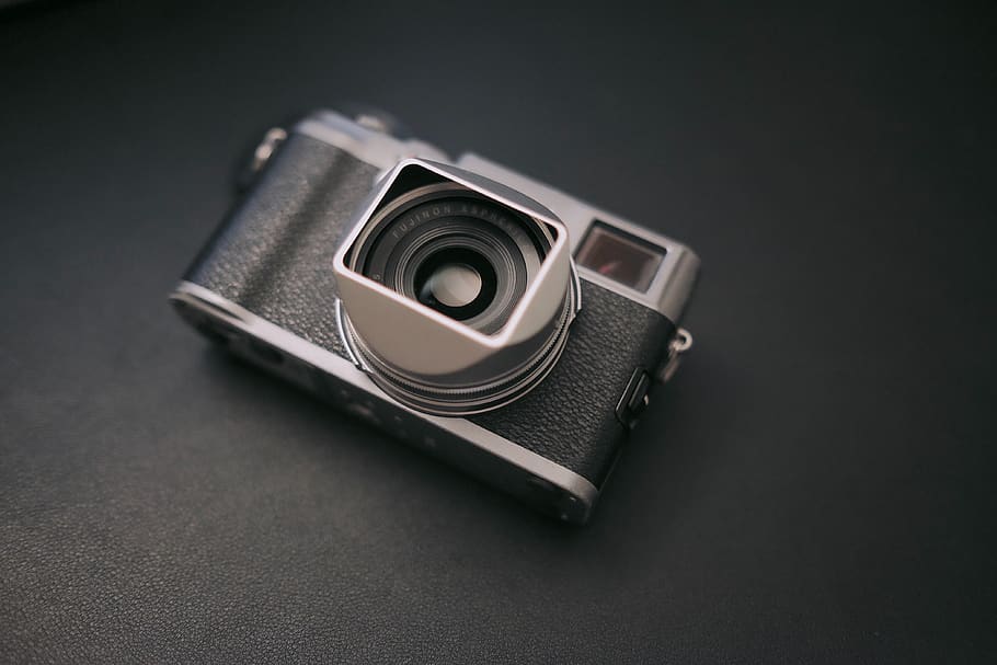 càmera digital gris, electrònica, fotògraf, rellotge de polsera, fotografia, lent, fuji, caputxa quadrada, mínim, fons de pantalla, gadget, minimalista, equipament, retro, vintage, treballar, càmera, configuració, rodatge de productes, x100, fujifilm, càmera - equip fotogràfic, tecnologia, sol objecte, tir de l'estudi, temes de fotografia, primer pla, a l'interior, fons negre, cap gent, estil retro, natura morta, fons gris, lent - instrument òptic, equip fotogràfic, color negre, tallar, nostàlgia, còpia espai, càmera slr, càmera de vídeo domèstica, 4K