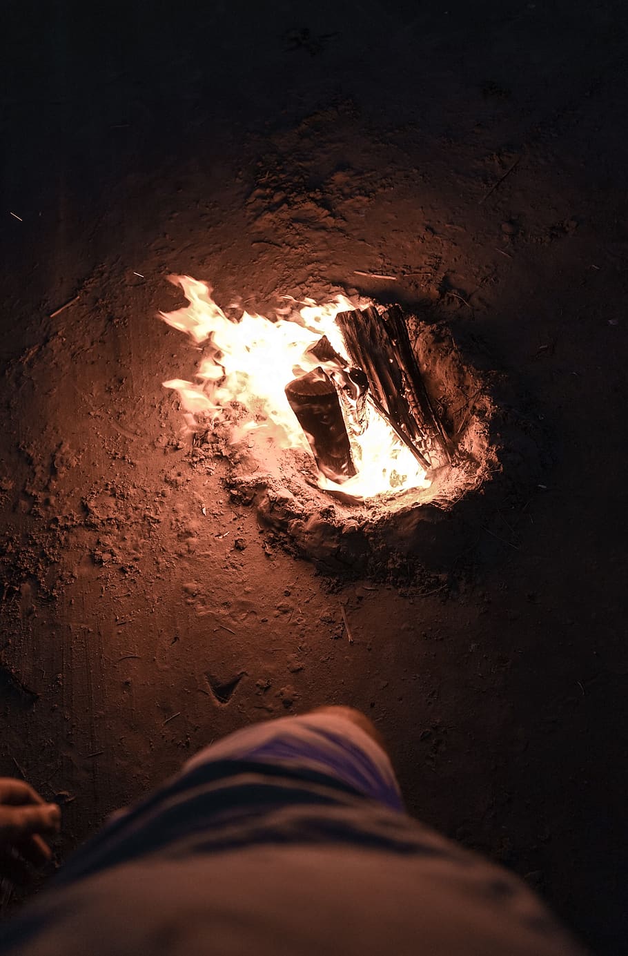 gece boyunca şenlik ateşi, ateş, alev, şenlik ateşi, kişi, insan, zindan, crypt, tünel, gece hayatı, oluşturmak, ışık, işaret fişeği, kadeh, bardak, aile ocağı, Aksesuarlar, süs, aksesuar, takı, boncuk, yanan, ısı - sıcaklık, alçak bölüm, kişisel bakış açısı, ateş - doğal fenomen, bir kişi, insan vücudu parçası, doğa, erkekler, yüksek açılı görünüş, insan bacağı, parıltılı, vücut parçası, gece, aydınlatılmış, içeriye, gerçek insanlar, 5K