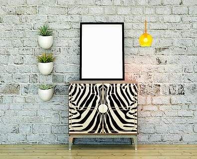 interno, manifesto, modello, parete, presentazione, scrivania, telaio, tela, galleria, arredamento, decorazione, finto, azione, ritratto, mobilia, realistico, tavolo, caratteristica della parete, nessuno, muro di mattoni, in casa, mattone, legno - materiale, architettura, natura morta, struttura costruita, comunicazione, preparativi, tecnologia, cornice, pianta in vaso, giorno, Colore bianco, pianta, vuoto, 4K, CC0, dominio pubblico, privo di copyright