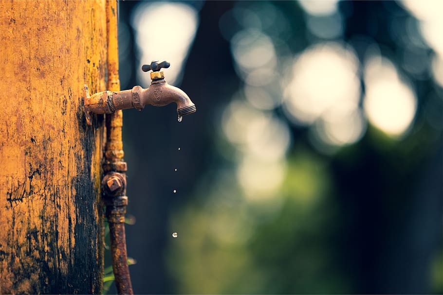 membuka faucet coklat, logam, merapatkan, fokus pada latar depan, berkarat, bahan kayu, tidak ada orang, hari, perlindungan, lapuk, keamanan, tua, fokus selektif, di luar rumah, alam, pintu, sinar matahari, menurun, kemerosotan, rusak, kuku, memalangi, 4K