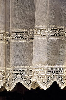 cortina, finestra, teixit, patró, estructura, panell de finestra, opac, cap gent, primer pla, marc complet, a l'interior, fons, moda, textura, Color blanc, puntes - tèxtil, vestit, tèxtil, arquitectura, sòls, dia, estructura construïda, natura morta, roba, rajola, brodats, 5K, CC0, domini públic, lliure de regalies