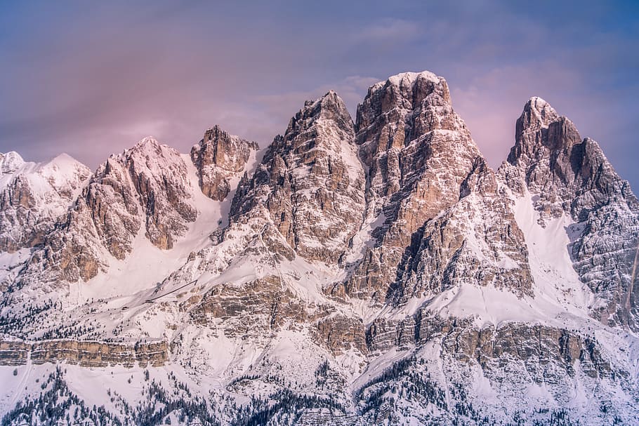panoramico, vista, nevoso, montagna, alpino, cinematico, nuvole, freddo, luce del giorno, dolomiti, crepuscolo, sibilo, gelido, congelato, alto, ghiaccio, ghiacciato, idilliaco, Italia, paesaggio, picco di montagna, natura, pinnacolo, rocce, roccioso, cielo, la neve, Alba, superiore, tranquillo, inverno, paesaggio invernale, temperatura fredda, scenics - natura, nuvola - cielo, ambiente, bellezza nella natura, catena montuosa, la tranquillità, scena tranquilla, all'aperto, montagna innevata, nessuno, viaggio, albero di conifere, formazione, 5K