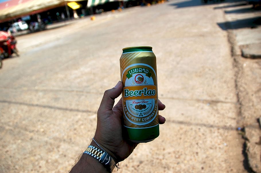 cervesa lao, mà humana, mà, part del cos humà, celebració, una persona, centrar-se en primer pla, dia, llum solar, estils de vida, naturalesa, temes de fotografia, primer pla, a l'aire lliure, part del cos, ciutat, persones reals, tecnologia, activitat d'oci, creativitat, dit, 2K