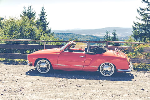rood, auto, voertuig, Old Timer, automotive, PKW, oud, nostalgisch, chroom, oldtimers, vervoer-, retro, wijze van transport, vervoer, boom, landvoertuig, motorvoertuig, dag, fabriek, retro gestileerd, natuur, vintage auto, geen mensen, stationair, land-, hemel, buitenshuis, veld-, wijnoogst, 5K, CC0, publiek domein, royaltyvrij