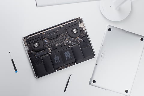 MacBook de plata, electrònica, telèfon, gris, mòbil, telèfon mòbil, ordinador, portàtil, pantalla, PC, pantalla lcd, monitor, poma, blanc, detalls, deslligat, MacBook, negre, reparació, iphone, tecnologia, a l'interior, vista d’angle alt, cap gent, equipament, natura morta, taula, comunicació, connexió, música, control, fons blanc, estil retro, tir de l'estudi, cultura i entreteniment artístic, primer pla, tecnologia sense fils, equips informàtics, equipament elèctric, 5K, CC0, domini públic, lliure de regalies