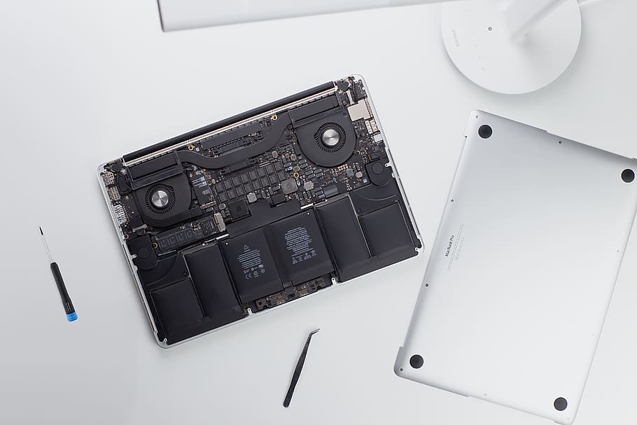 MacBook de plata, electrònica, telèfon, gris, mòbil, telèfon mòbil, ordinador, portàtil, pantalla, PC, pantalla lcd, monitor, poma, blanc, detalls, deslligat, MacBook, negre, reparació, iphone, tecnologia, a l'interior, vista d’angle alt, cap gent, equipament, natura morta, taula, comunicació, connexió, música, control, fons blanc, estil retro, tir de l'estudi, cultura i entreteniment artístic, primer pla, tecnologia sense fils, equips informàtics, equipament elèctric, 5K