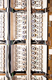 kommunikation, kabel, tæt på, kommunikere, Opret forbindelse, , meddelelse, udstyr, ingen mennesker, baggrunde, indendørs, fuld ramme, metal, mønster, industri, bygget struktur, arkitektur, maskineri, bygning, dag, kontrollere, i en række, sikkerhed, teknologi, fabrik, elektrisk udstyr, 720P, CC0, offentligt domæne, royaltyfrie