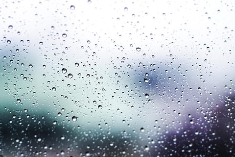 Nahansicht, Foto, Wassertau, Glas, unscharfer Hintergrund, Bläschen, Tröpfchen, Wassertropfen, Fokus, h2o, Flüssigkeit, Regen, Regentropfen, Wasser, Wetter, nass, Fenster, fallen, Glas - Material, transparent, Vollbild, keine Leute, Natur, drinnen, Hintergründe, Regenzeit, Himmel, Fokus auf den Vordergrund, Tag, 4K, CC0, gemeinfrei, lizenzfrei