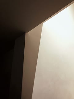 llum, ombra, nyc, arquitectura, a l'interior, cap gent, funció de construcció de parets, estructura construïda, modern, fons, resum, patró, interior de casa, còpia espai, cantonada, edifici, llum solar, senzillesa, sostre, disseny, vista d’angle baix, columna arquitectònica, angle, concret, luxe, fons abstractes, 4K, CC0, domini públic, lliure de regalies