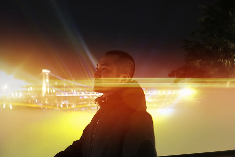 mand, iført, grå, jakke, lys, flare, person, human, belysning, natur, udendørs, sollys, silhuet, bygning, by, metropol, by-, dobbelt, tøj, beklædning, forlygte, Foto, fotografering, belyst, nat, en person, voksen, stående, linseflare, ung voksen, nydelse, portræt, baggrundsbelyst, hovedskud, kunstkultur og underholdning, vand, himmel, herrer, lykke, taljen op, emotion, natteliv, 4K
