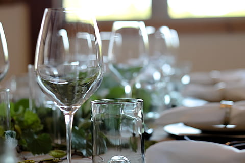 tabelindstillinger, vinglas, glas, bord, drikkeglas, mad og drikke, gennemsigtig, vin, husholdningsudstyr, glas - materiale, ingen mennesker, forfriskning, stilleben, drikke, fokus på forgrunden, forretning, alkohol, restaurant, friskhed, tæt på, sted indstilling, indstilling, luksus, 2K, CC0, offentligt domæne, royaltyfrie