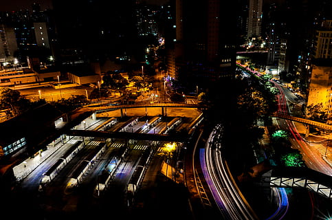 togstation, båd, fartøjer, transportmidler, beholder, by, nat, downtown, bygning, by-, udendørs, gade, brasilien, staten são paulo, hovedvej, vej, vejkryds, nat fotografering, nattehimmel, nat tid, bygning udvendig, belyst, arkitektur, bygget struktur, høj vinkel visning, bybilledet, byliv, ingen mennesker, glødende, transportform, boligområde, natur, lang eksponering, natteliv, skyskraber, 5K, CC0, offentligt domæne, royaltyfrie
