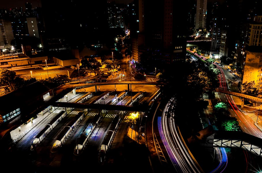 togstation, båd, fartøjer, transportmidler, beholder, by, nat, downtown, bygning, by-, udendørs, gade, brasilien, staten são paulo, hovedvej, vej, vejkryds, nat fotografering, nattehimmel, nat tid, bygning udvendig, belyst, arkitektur, bygget struktur, høj vinkel visning, bybilledet, byliv, ingen mennesker, glødende, transportform, boligområde, natur, lang eksponering, natteliv, skyskraber, 5K