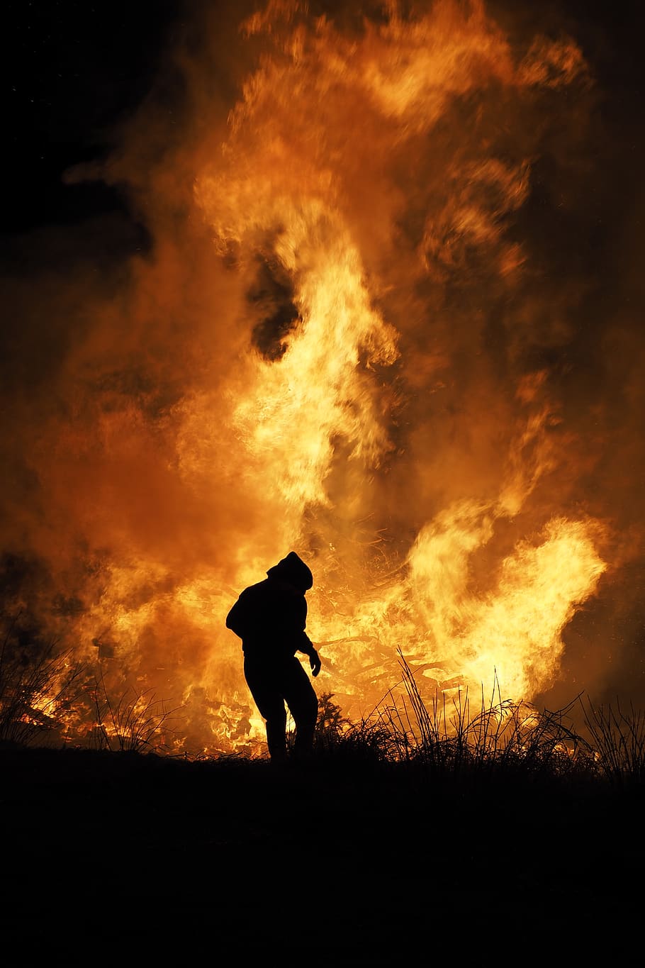 foc, bomber, seguretat, cremar, lluita contra incendis, flama, equipament, calor, cremant, foc - fenomen natural, silueta, naturalesa, calor - temperatura, nit, una persona, senyal d'advertència, accidents i desastres, signe, comunicació, longitud completa, de peu, fum - estructura física, homes, destrucció, 4K