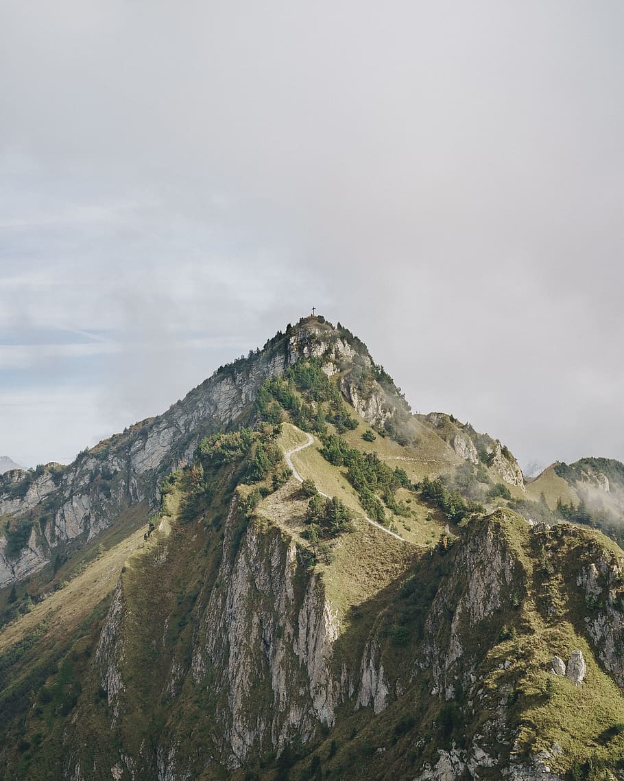 aèria, vista, gris, verd, rocós, muntanya, cel, arbre, bosc, cim, pic, caminada, aventura, wanderlust, explorar, naturalesa, a l'aire lliure, senderisme, suïssa, parada, jesu, creu, caure, paisatge, cim de muntanya, escenics, turó, estiu, color verd, rock - object, herba, europa, Alps europeus, núvol - cel, vall, viatjar, Serra, turisme, blau, bellesa a la natura, prat, cap gent, penya-segat, 4K