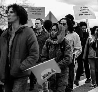 folk protesterer, menn, gruppe med folk, kvinner, voksen, by, tekst, mennesker, ekte folk, stående, fra livet opp, arkitektur, publikum, kommunikasjon, gå, dag, unge menn, livsstil, ser, vinter, vestlig skript, varme klær, protester, 2K, CC0, offentlig domene, opphavsrett gratis