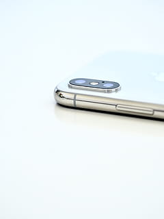 iphone argento x, girato in studio, copia spazio, in casa, nessuno, avvicinamento, comunicazione, sfondo bianco, sfondo colorato, tecnologia, connessione, ufficio, tecnologia wireless, natura morta, due oggetti, attività commerciale, singolo oggetto, gruppo di oggetti, forniture per ufficio, metallo, scarso, color argento, tastiera, organizzatore elettronico, 1080P, CC0, dominio pubblico, privo di copyright