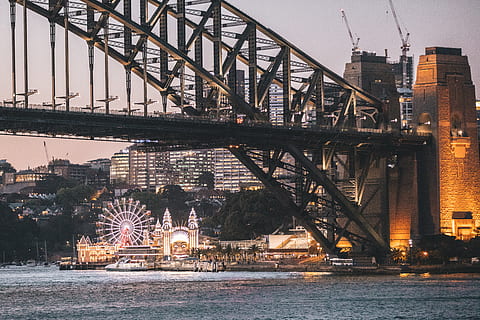 puente negro, puente, edificio, actividades de ocio, parque de atracciones, Australia, nivel de la explanada inferior teatro de la ópera de Sydney bennelong, sydney, Puerto, frente al mar, ciudad, urbano, pueblo, Iglesia, rendir culto, arquitectura, catedral, gris, construcción, monasterio, estructura construida, puente - estructura hecha por el hombre, conexión, agua, transporte, río, destinos de viaje, exterior del edificio, cielo, naturaleza, nadie, viaje, turismo, al aire libre, puente de arco, acero, aleación, 5K, CC0, dominio público, libre de derechos