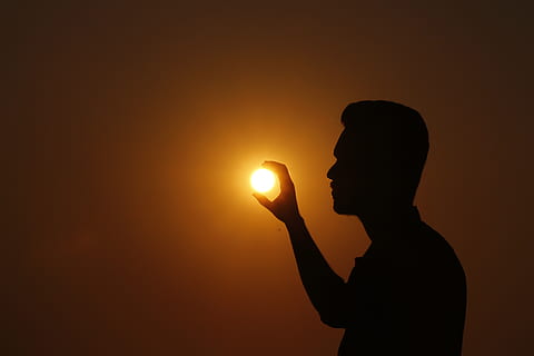 Sonnenuntergang, Schatten, Schattenmann, Abend, Sonne, draussen, Sonnenlicht, Natur, Freude, Himmel, Mann, Entspannen Sie Sich, herrlich, Meditation, Herbst, fallen, Meer, Strand, Silhouette, eine Person, orange Farbe, Männer, Seitenansicht, halten, Lebensstile, Kopfschuss, kopieren sie platz, Erwachsene, Freizeitbeschäftigung, beleuchtet, echte Menschen, Nahansicht, Profilansicht, Finger, 5K, CC0, gemeinfrei, lizenzfrei