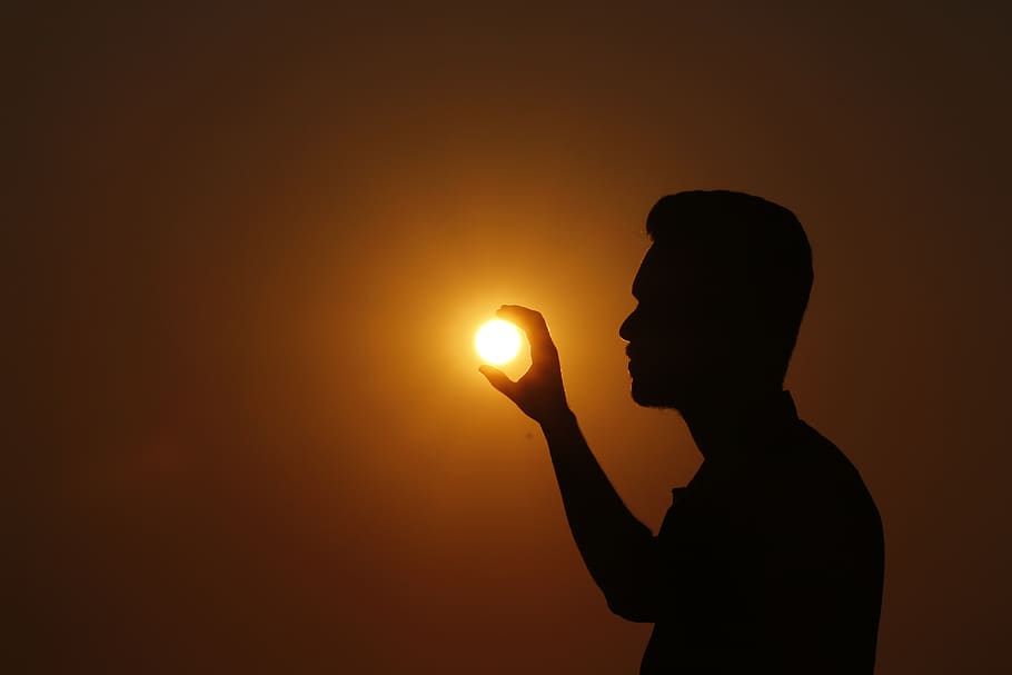 posta de sol, ombra, shadow man, tarda, sol, a l'aire lliure, llum solar, naturalesa, delícia, cel, home, relaxa't, encantador, meditació, tardor, caure, ombres, mar, platja, silueta, una persona, color taronja, homes, vista lateral, celebració, estils de vida, tirada al cap, còpia espai, adult, activitat d'oci, il·luminat, persones reals, primer pla, vista del perfil, dit, 5K
