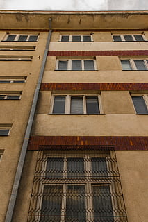 bloccare, piatto, arrugginito, architettura, cielo, comunista, costruzione, finestre, symetry, finestra, Inquadratura dal basso, esterno dell'edificio, struttura costruita, nessuno, giorno, quartiere residenziale, all'aperto, di fila, parete, facciata, fotogramma intero, ripetizione, vetro - materiale, città, vecchio, appartamento, caratteristica della parete, 5K, CC0, dominio pubblico, privo di copyright