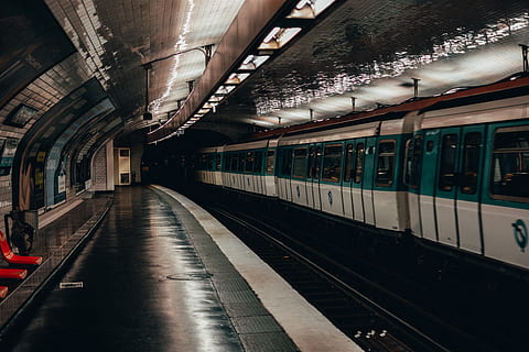 tren bala subterrani, vehicle, tren, terminal, metro, transport, estació de tren, paris, França, pilar, arquitectura, edifici, columna, arc, arquejat, urbà, gris, carretera, intersecció, maó, ciutat, transport per ferrocarril, transport públic, manera de transport, plataforma d’estació de ferrocarril, estació de ferrocarril, a l'interior, vies del ferrocarril, pista, viatjar, tren - vehicle, il·luminat, persones incidentals, estructura construïda, tren de passatgers, sostre, equips d’il·luminació, tren de metro, estació, 5K, CC0, domini públic, lliure de regalies