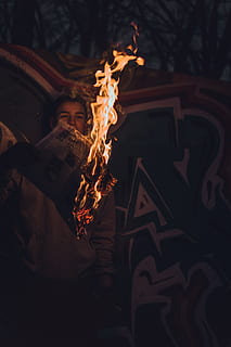 cilvēks, dedzināšana, printera papīrs, reāliem cilvēkiem, siltuma - temperatūra, viens cilvēks, uguns, uguns - dabas parādība, liesma, saimniecība, dzīvesveidu, atpūtas pasākumi, raksturs, komunikāciju, žurnāls, naktī, koksne - materiāls, jaunietis, vīriešiem, sievietēm, pieaugušais, koksne, ugunskurs, frizūra, 5K, CC0, publiskais domēns, bez atlīdzības