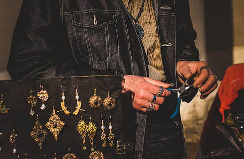 person, ved brug af, blå, håndteres, tang, human, mennesker, denim, Moskva, Rusland, hånd, ring, ørering, jakke, smykker, håndværker, kunstner, sælger, tæt på, tilbehør, bedekranse, tilbede, vulst, midsection, rigtige mennesker, herrer, en person, bedrift, stående, afslappet tøj, fokus på forgrunden, forfra, livsstil, våben, kanon, sikkerhed, beskæftigelse, tøj, pistol, menneskelig hånd, udendørs, dag, 4K, CC0, offentligt domæne, royaltyfrie