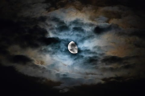 longo, fotografia de exposição, lua, nuvens, noite, céu, nuvem, nublado, Sombrio, azul, leve, amarelo, cor, luar, espaço, lua planetária, superfície da lua, lua cheia, natureza, astronomia, nuvem - céu, planeta - espaço, origens, cloudscape, esfera, vôo, crescente, cor preta, luz - fenômeno natural, ao ar livre, ar, céu dramático, estratosfera, crepúsculo, 5K, CC0, domínio público, royalty free