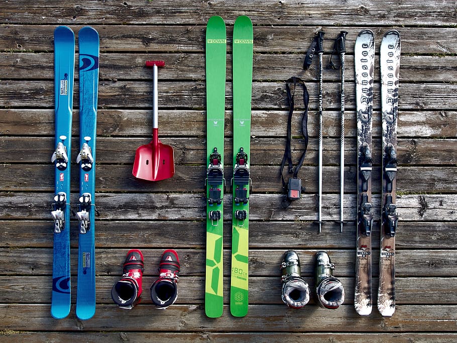 flatlay, equipament d'esquí, actiu, activitat, Alps, fred, disseny, porta, equipament, família, gestionar, festa, ferro, oci, bloqueig, muntanya, vessant de la muntanya, a l'aire lliure, recreació, Resort, retro, esquiar, neu, surf de neu, esport, acer, sol, eina, vacances, vintage, paret, blanc, hivern, esports d’hivern, fusta, material de fusta, elecció, variació, eina de treball, natura morta, arranjament, cap gent, costat a costat, Eina de mà, penjant, en fila, gran grup d'objectes, a l'interior, taula, metall, multicolor, ordre, funció de construcció de parets, 4K